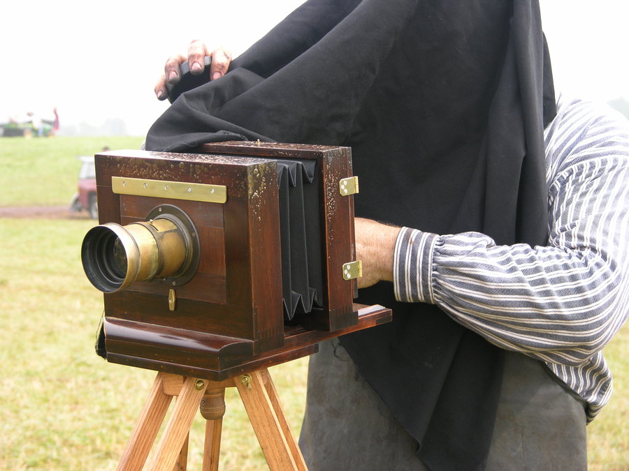 Около древнего фотоаппарата