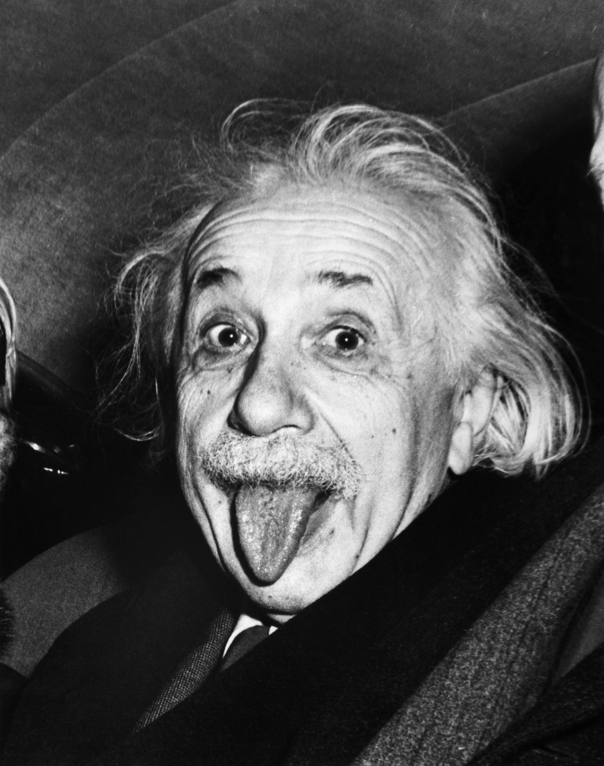 Svartvitt fotografi med Albert Einstein som räcker ut sin tungan
