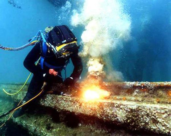 How much do underwater welders make?