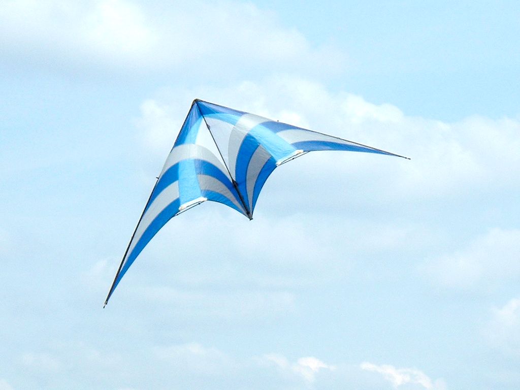 Бумажный змей синь. Голубой воздушный змей. Воздушный змей на голубом фоне. Летучий змей синий. Голубой воздушный змей на голубом небе.