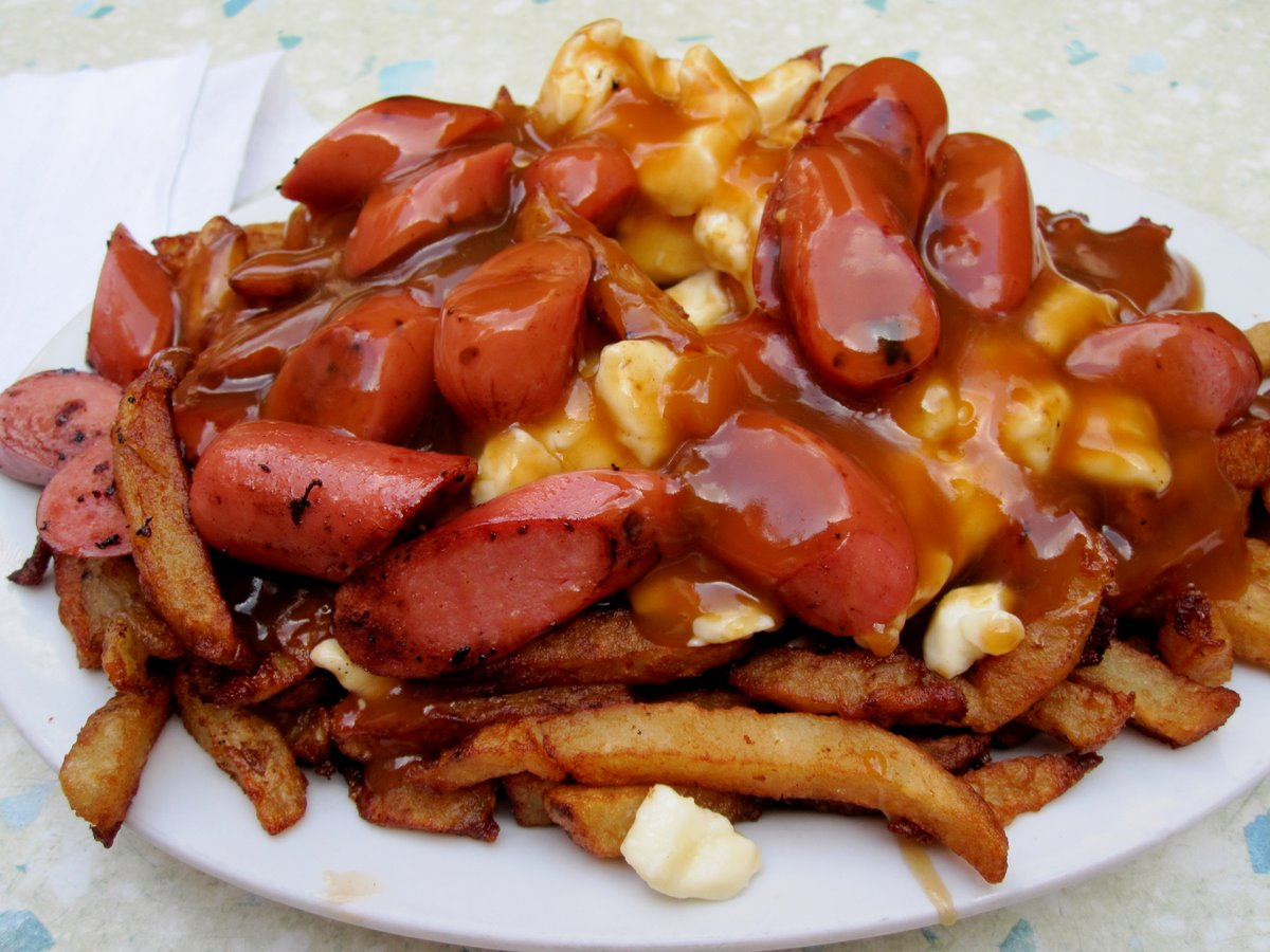 Poutine. Картофель Poutine. Poutine Канада. Канадский картофель Poutine.