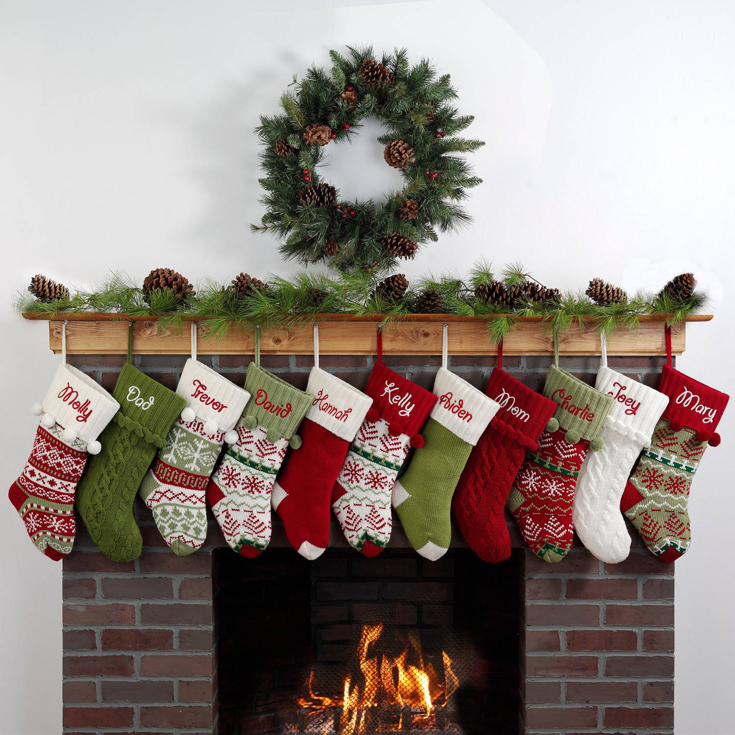 новогодний носок на камин. носочки на камин. рождественские носки на камин. новогодние носки на камин. рождественские носки.