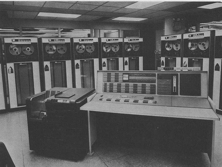 Большие эвм. IBM 7090 ЭВМ. Мэйнфреймы IBM 1960. Мэйнфрейм 1964. Компьютере IBM 7090/7094.