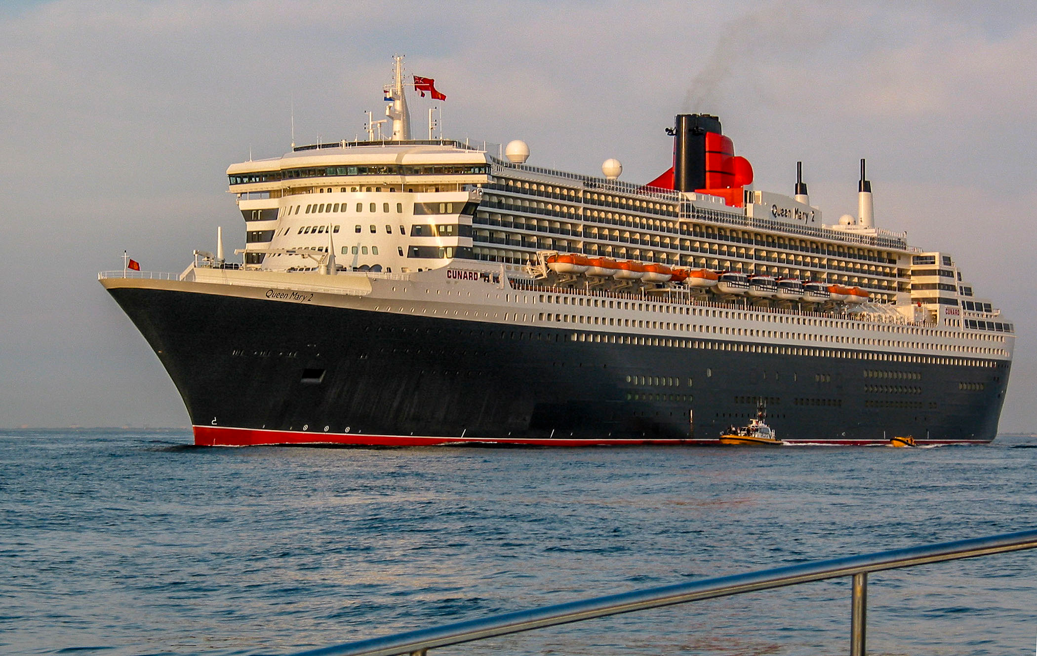 Century world. RMS Queen Mary 2. RMS Queen Mary 2 и дом. Титаник и Королева Мари. Мэри куин пароход музей.