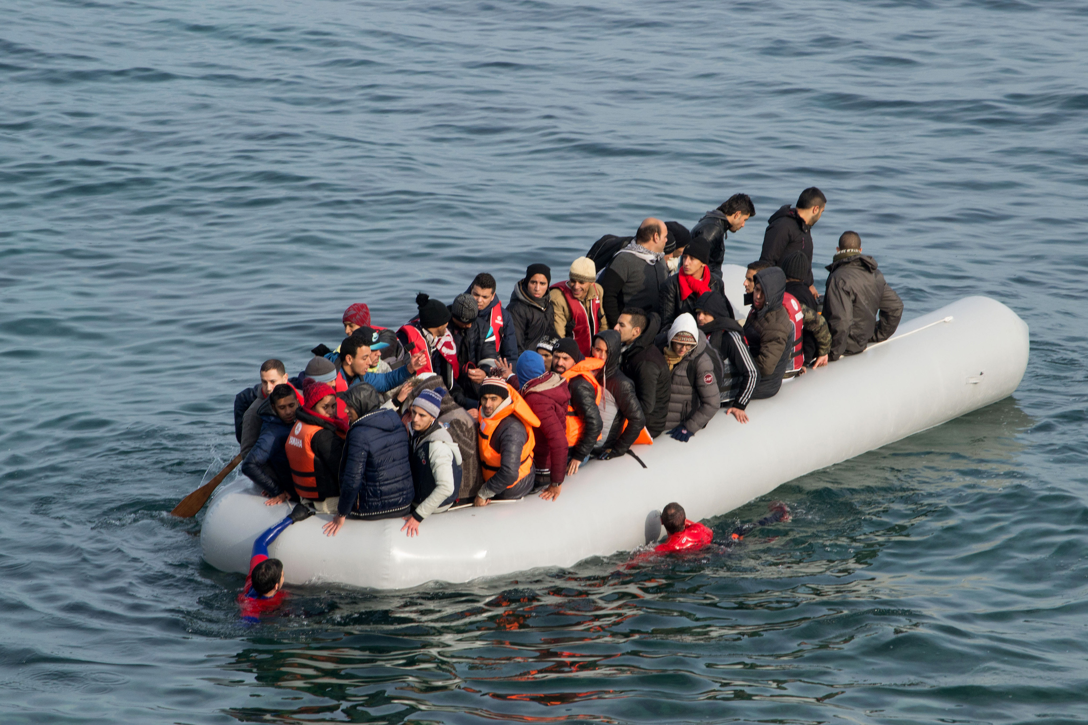 Люди в шлюпке. Спасательная шлюпка с людьми. Лодка с людьми спасательная. Мигранты на лодках.