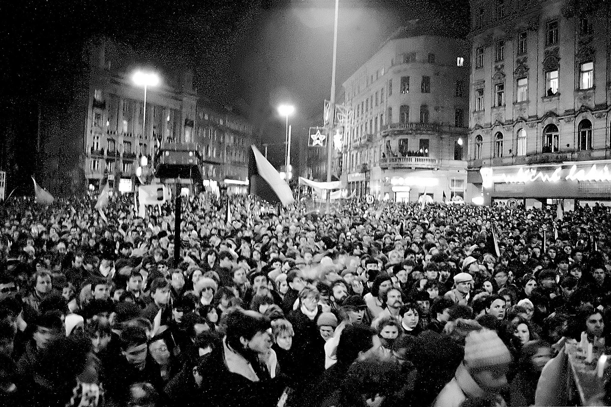 Революции в центральной и восточной европы. Бархатная революция в Чехословакии 1989. Революция в Польше 1989. Бархатная революция в Польше 1989. Демократическая революция Польша 1980.
