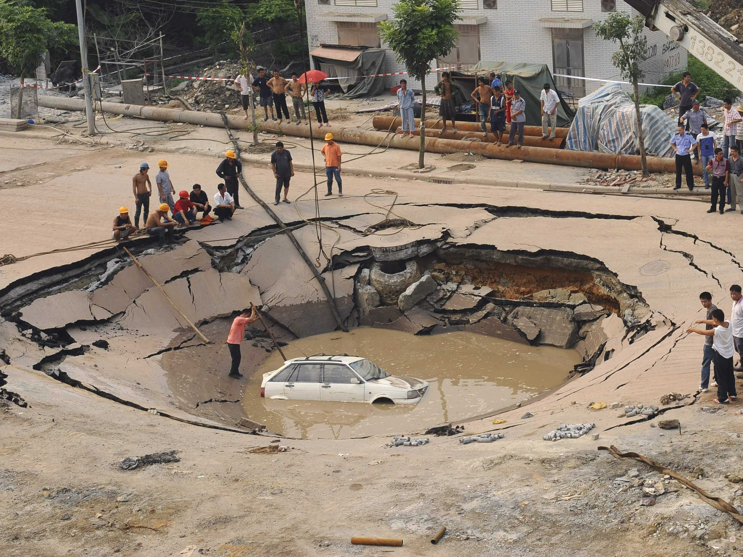 the-7-most-common-signs-of-sinkholes-how-to-test-for-them