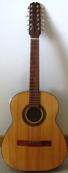 Similar A La Guitarra Pero Pequeño Y De 4 Cuerdas