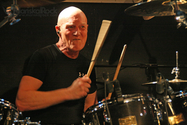 Лысый барабанщик ac dc. Chris slade. Chris slade. Chris slade. Лысый барабанщик.