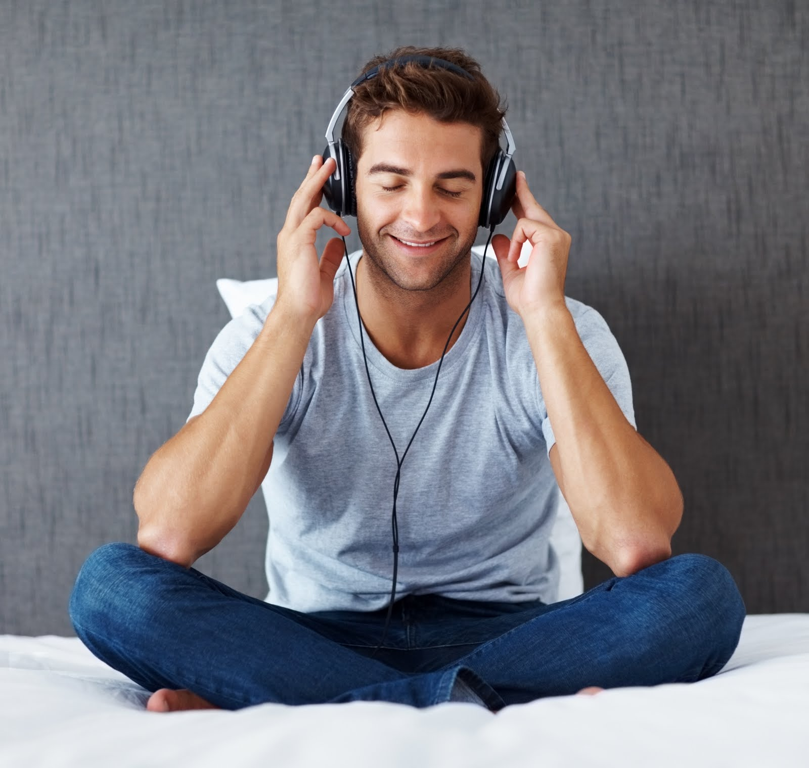 1 they listen to music now. Мужчина слушает. Слушающий человек. Человек слушает музыку. Внимательный мужчина.
