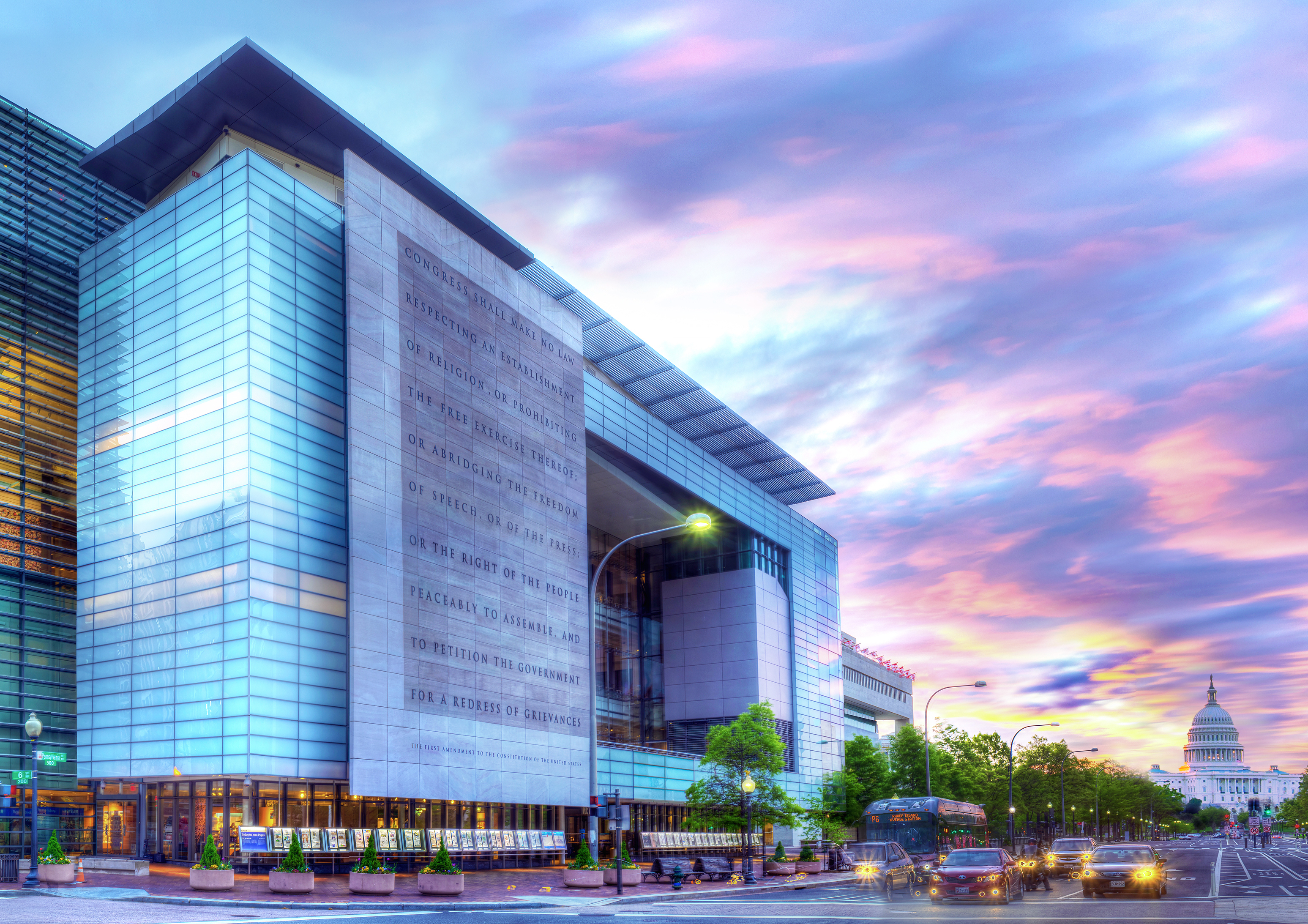 C building. Вашингтон Ньюзиум. Музей журналистики в Вашингтоне. Newseum в Вашингтоне. Музей журналистики и новостей Вашингтон.