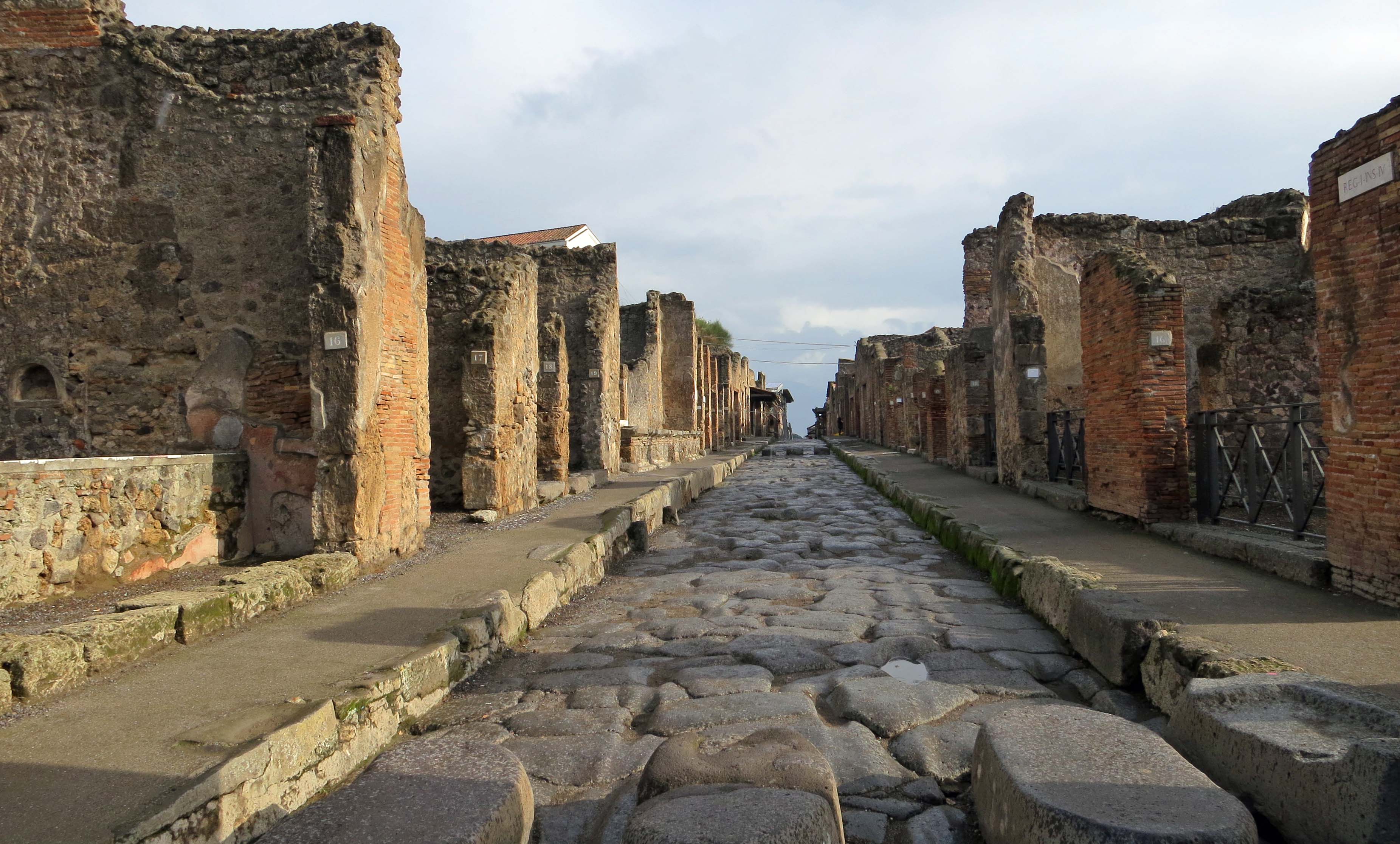 The destruction of Pompeii at emaze Presentation