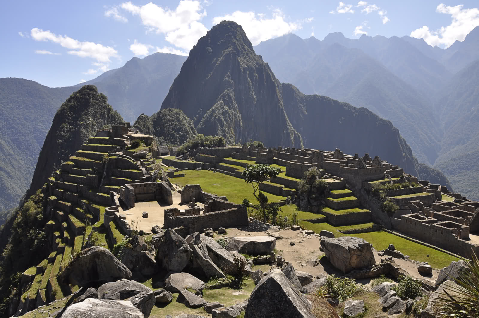 Перу д 2. Machu Picchu фото. The Lost City of machu Picchu. Культурное наследие и достопримечательности Перу. Мачу Пикчу и Чокекирао сравнение.