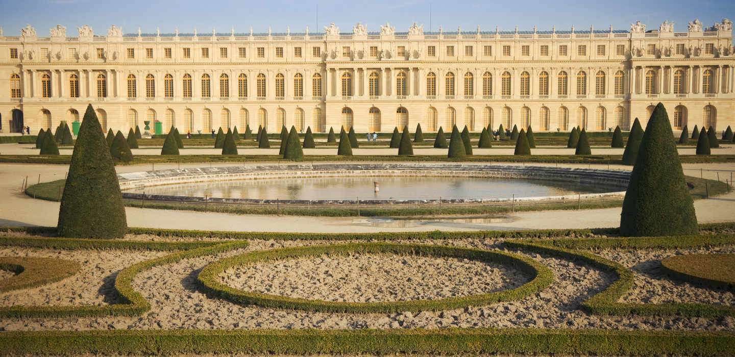 Про версаль. Версальский дворец и парк во Франции. Королевский дворец в Версале. Версальский дворец на французском. Версальский дворец 1789.