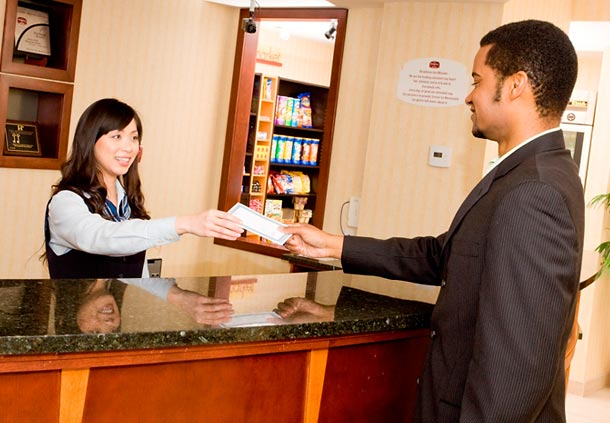 Чекаут в отеле. Check in check out в отеле. Клерк в отеле. Front Desk в гостинице. Check in at the hotel