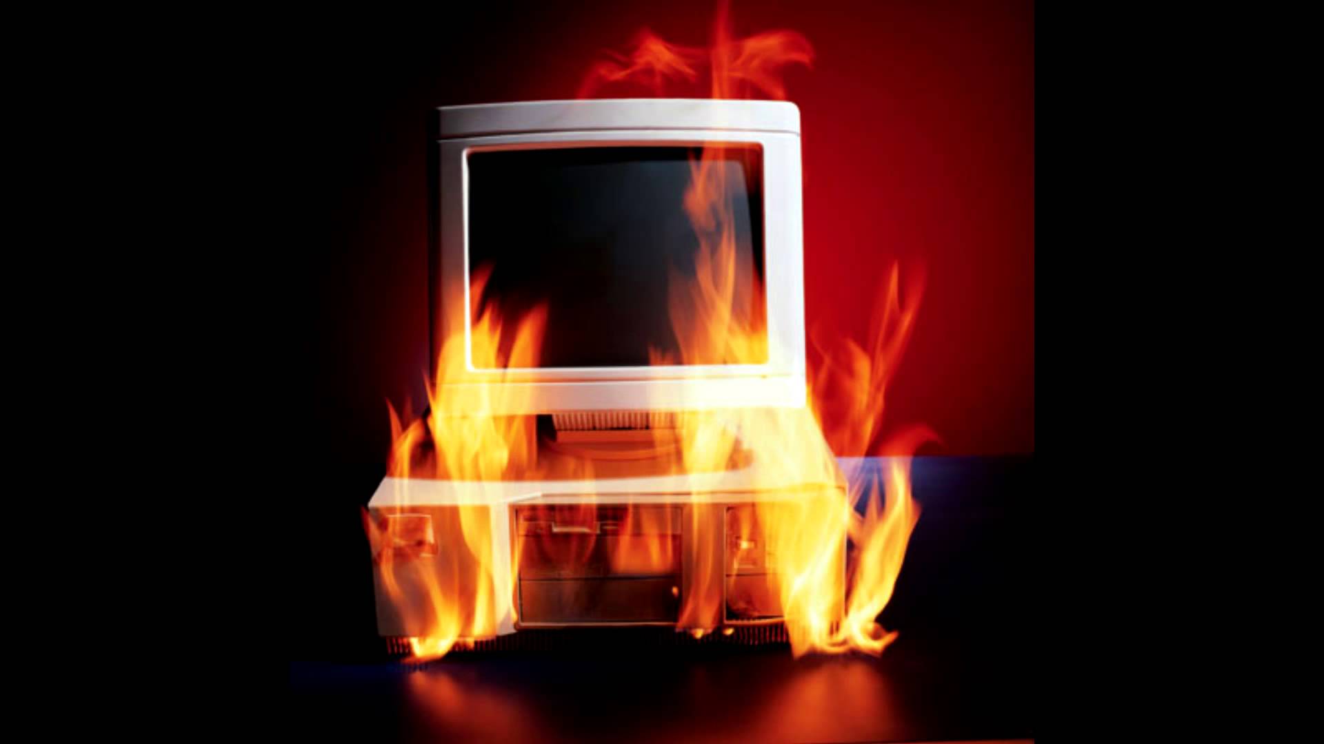 Загорелся телевизор причина. Компьютер перегрелся. Горящий телевизор. Загорелся телевизор. Сгоревший телевизор.