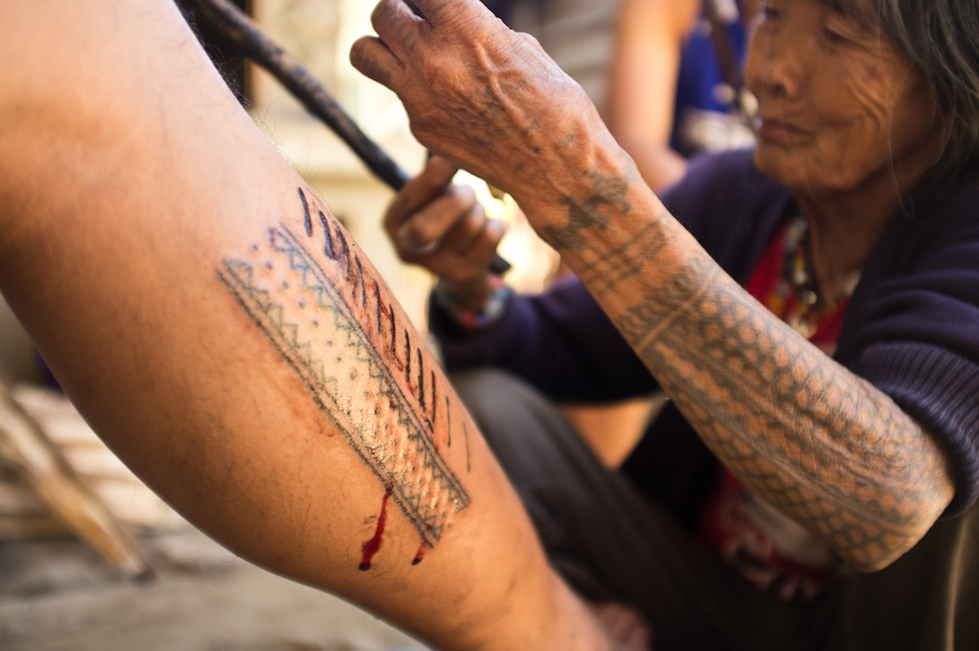 Вангу китайский. Татуировщица 102 года Филиппинская татуировщица.