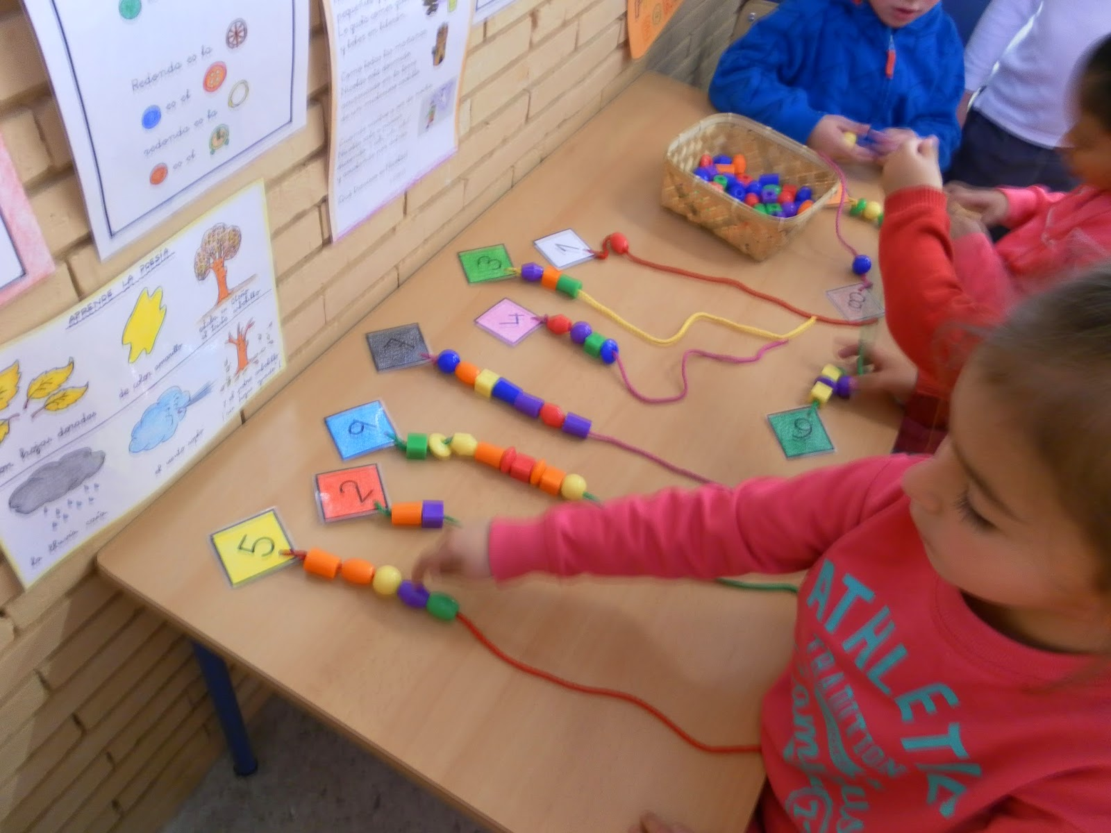 Игра садик 4. Занятия математикой в детском саду. Развивающие игры в детском саду. Сенсорные игры для детей. Занятие математикой с детьми в дет саду.