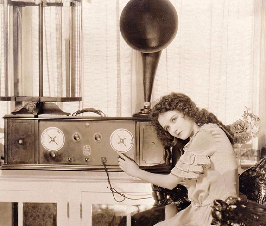 Старый радиоприемник. Старинное радио. Радиостанция Винтажная. Радиоприемники 1920-х годов. Включи радио старая