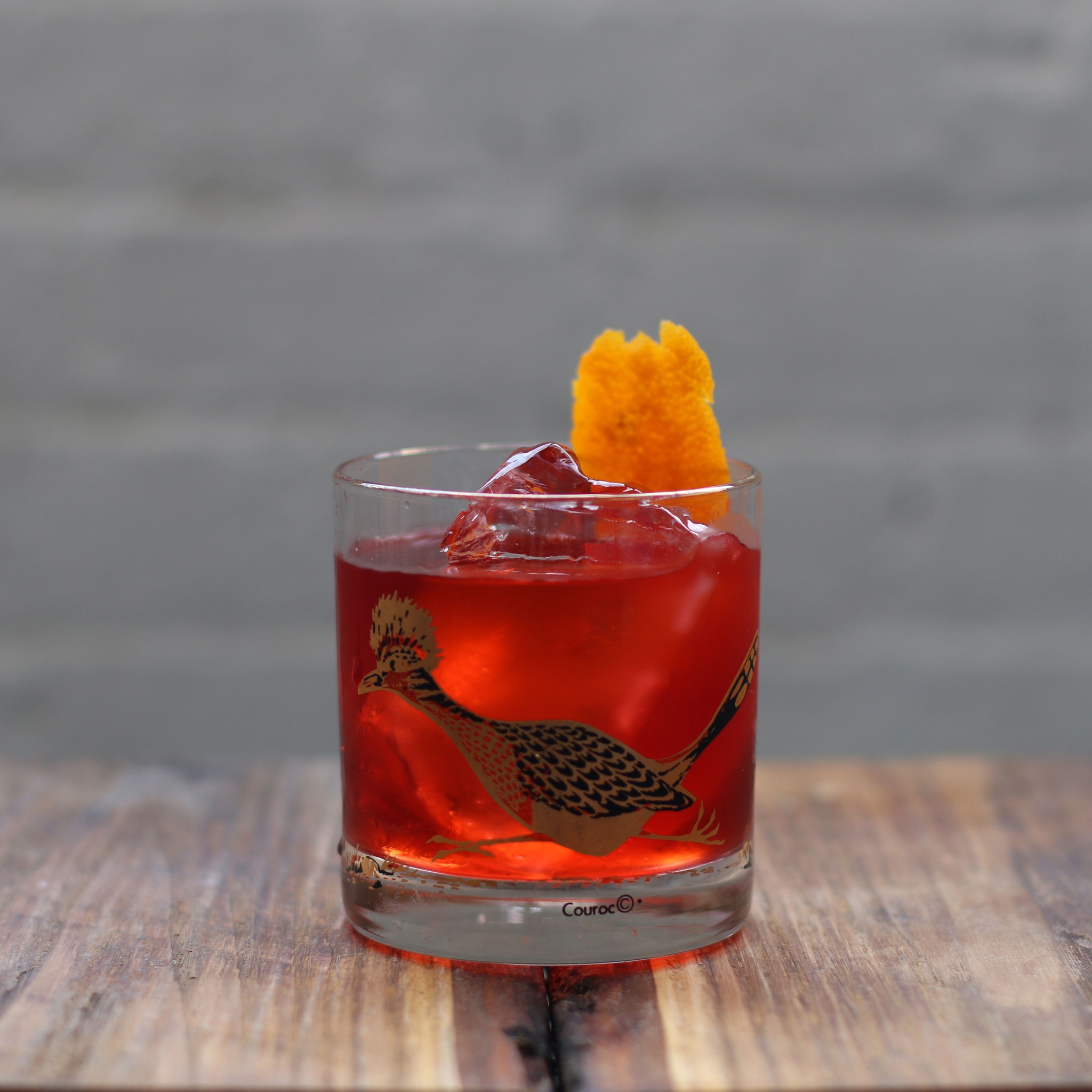 Негроня. Orange Negroni коктейль. Оранж Биттер коктейль. Украшение коктейля Негрони. Негрони коктейль фото.