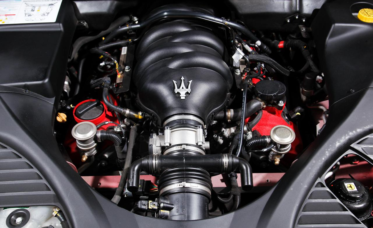 Двигатель мазерати. Мотор Мазерати Кватропорте. Двигатель Мазерати Кватропорте 4.2. Мазерати Кватропорте 2007 двигатель. Maserati Quattroporte 2005 двигатель.