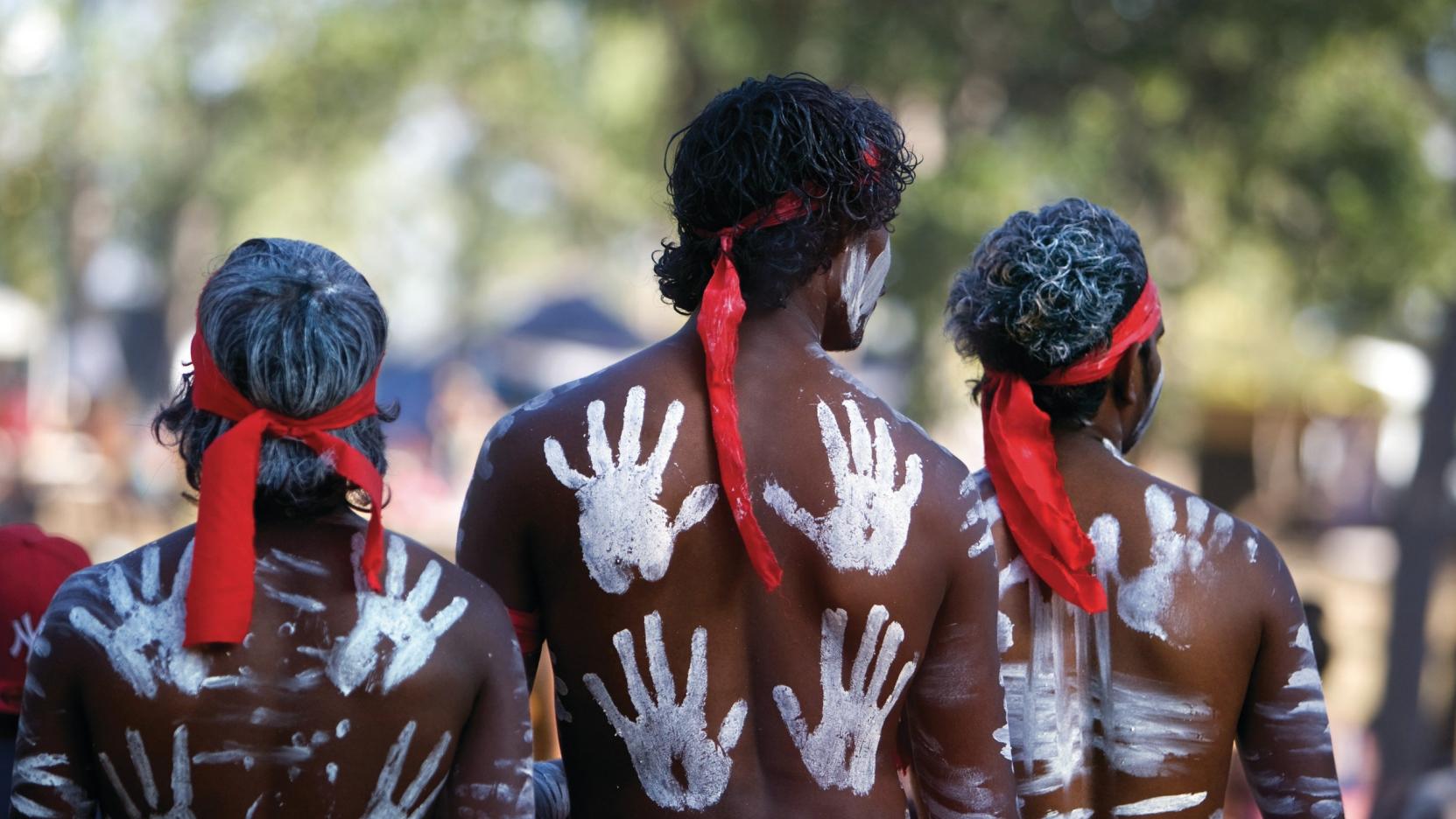Люди в центре австралии. Традиции коренного населения Австралии. Австралийские аборигены народы Австралии. Культура аборигенов Австралии.