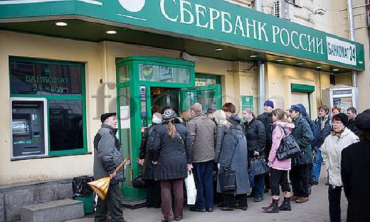 Время три часа мы стоим у банкомата. Очередь в Банкомат. Очередь в Банкомат Сбербанка. На кассу в Сбербанк очередь. Очередь в сберкассу.