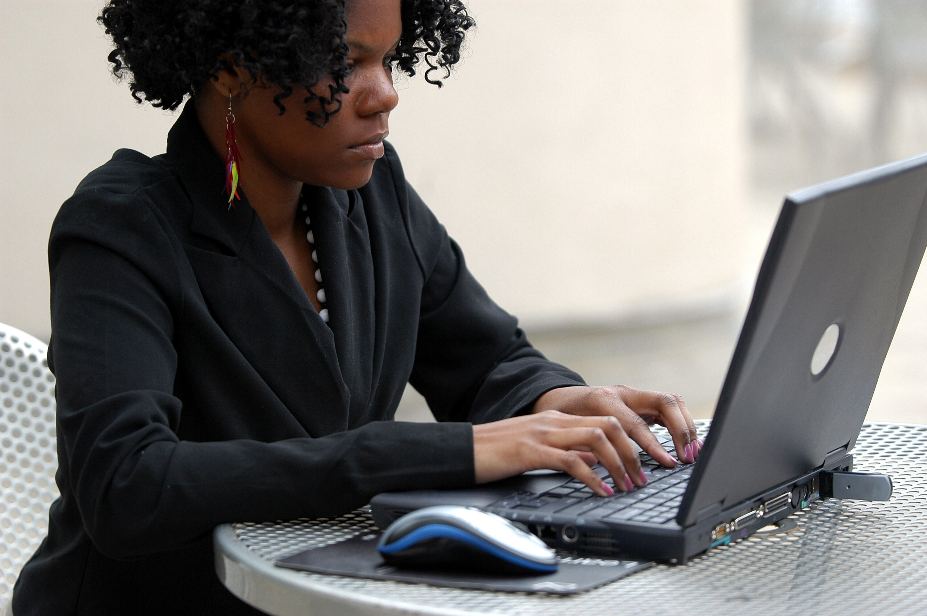 Les informations. Темнокожая женщина печатает на компьютере. Black woman with Computer. Негритянка печатает на клавиатуре. Компьютер картинка с негром.