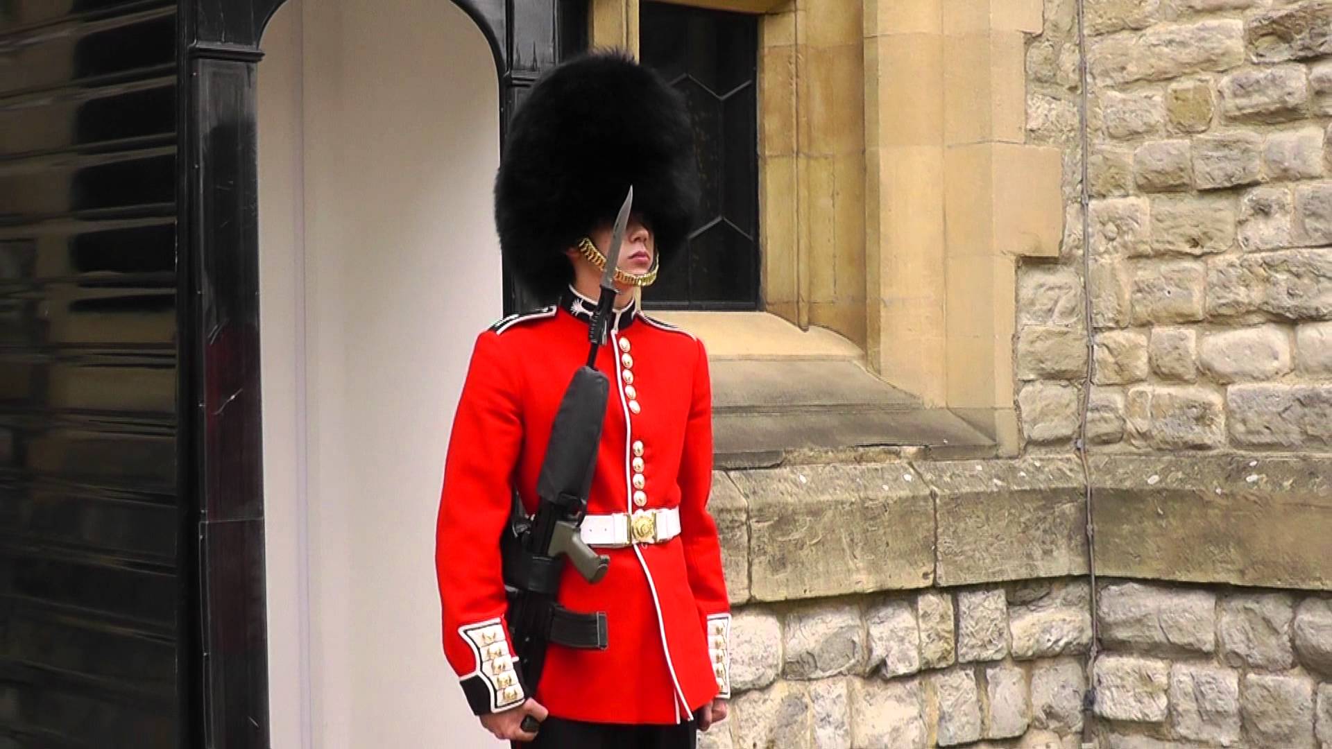 Англичанин живет в красном. Британские солдаты в Букингемском Дворце. Гвардия королевы Великобритании. Королевская гвардия (Royal Guards). Гвардейцы Букингемского дворца.