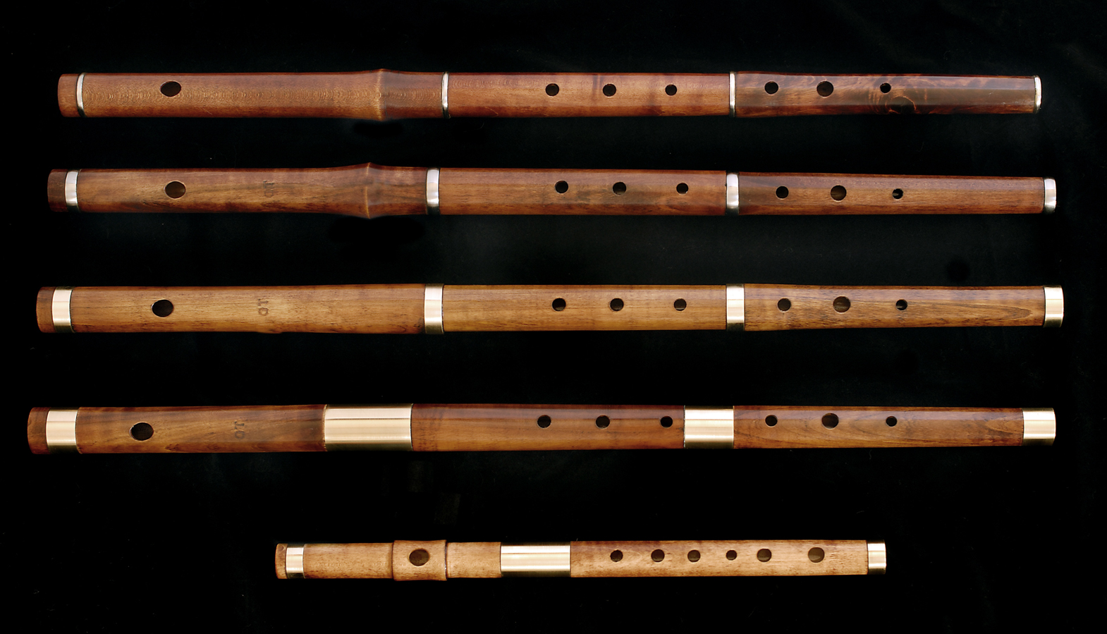 Дудка из дерева кроссворд. Ирландская поперечная флейта. Флейта деревянная. Дудка деревянная. Деревянная поперечная флейта.