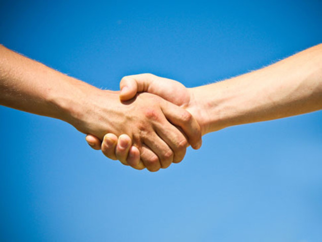 תוצאת תמונה עבור ידיים לוחצות