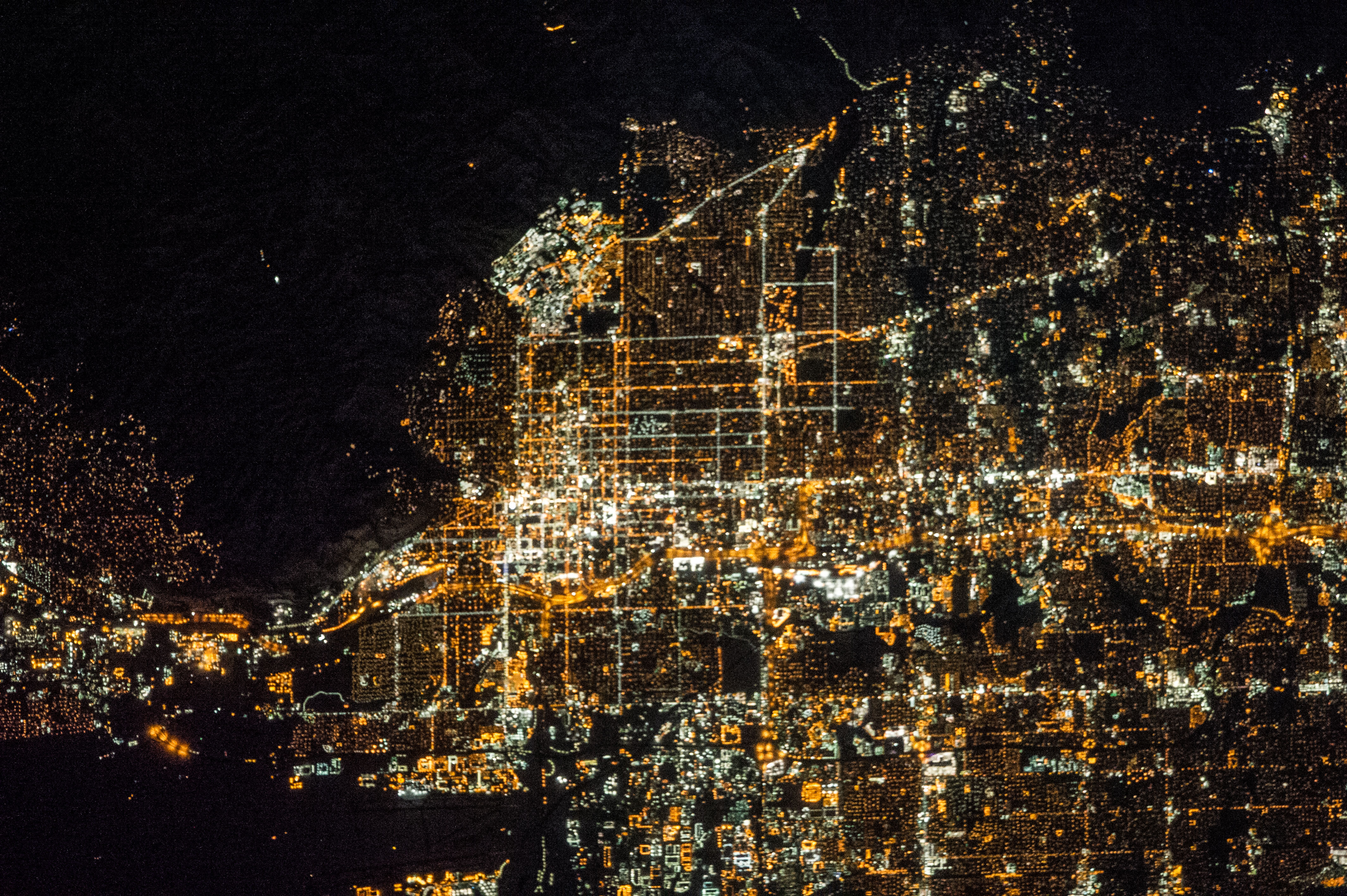Наса город. Лос Анджелес со спутника ночью. Лос Анджелес космический снимок. Города из космоса. Ночной вид из космоса.