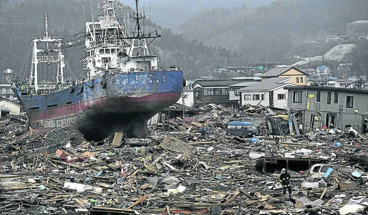 Фукусима сколько погибших. ЦУНАМИ В Японии Фукусима. Фукусима 1 землетрясение. ЦУНАМИ Япония Фукусима 1. Япония 2012 ЦУНАМИ.