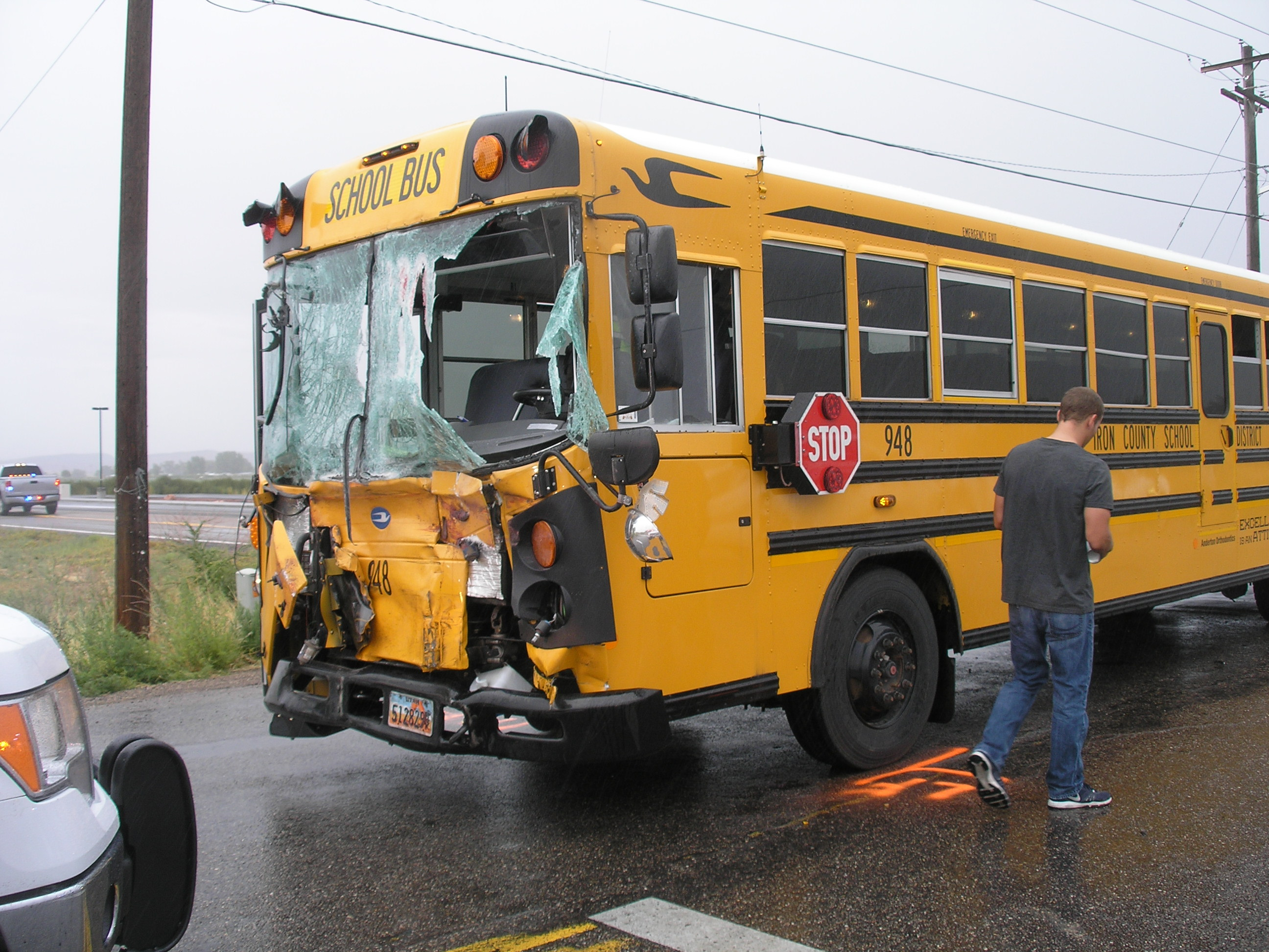 Bus crash. Колесо школьного автобуса. Списанные американские школьные автобусы. Самые опасные школьные автобусы. Жуткий школьный автобус.