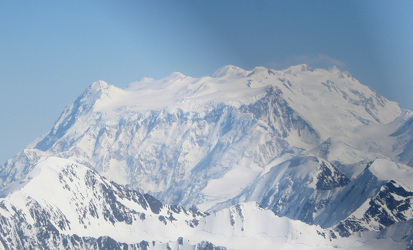 На западе расположены горы. Гора Логан в Канаде. Пик Логан. Mount Logan. Логан гора высочайшая вершина Канады.