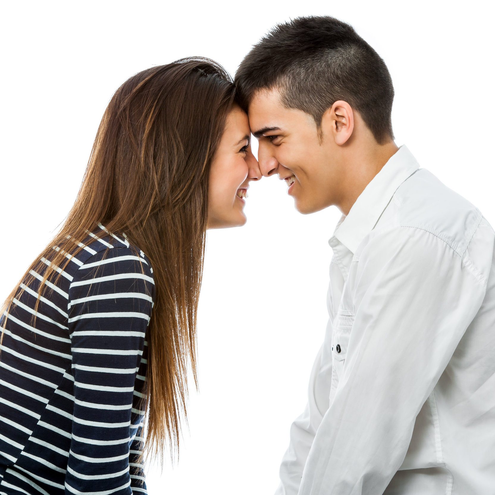 Молодая влюбленная пара. Девушка присоединяется к паре. Влюбленные молодые пары. Парень и девушка. Сладкая парочка.