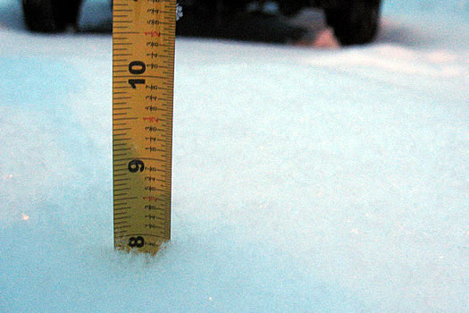 Снег 100 см. Измерение снежного Покрова. Измерение толщины снежного Покрова. Линейка для снежного Покрова. Линейка в снегу.