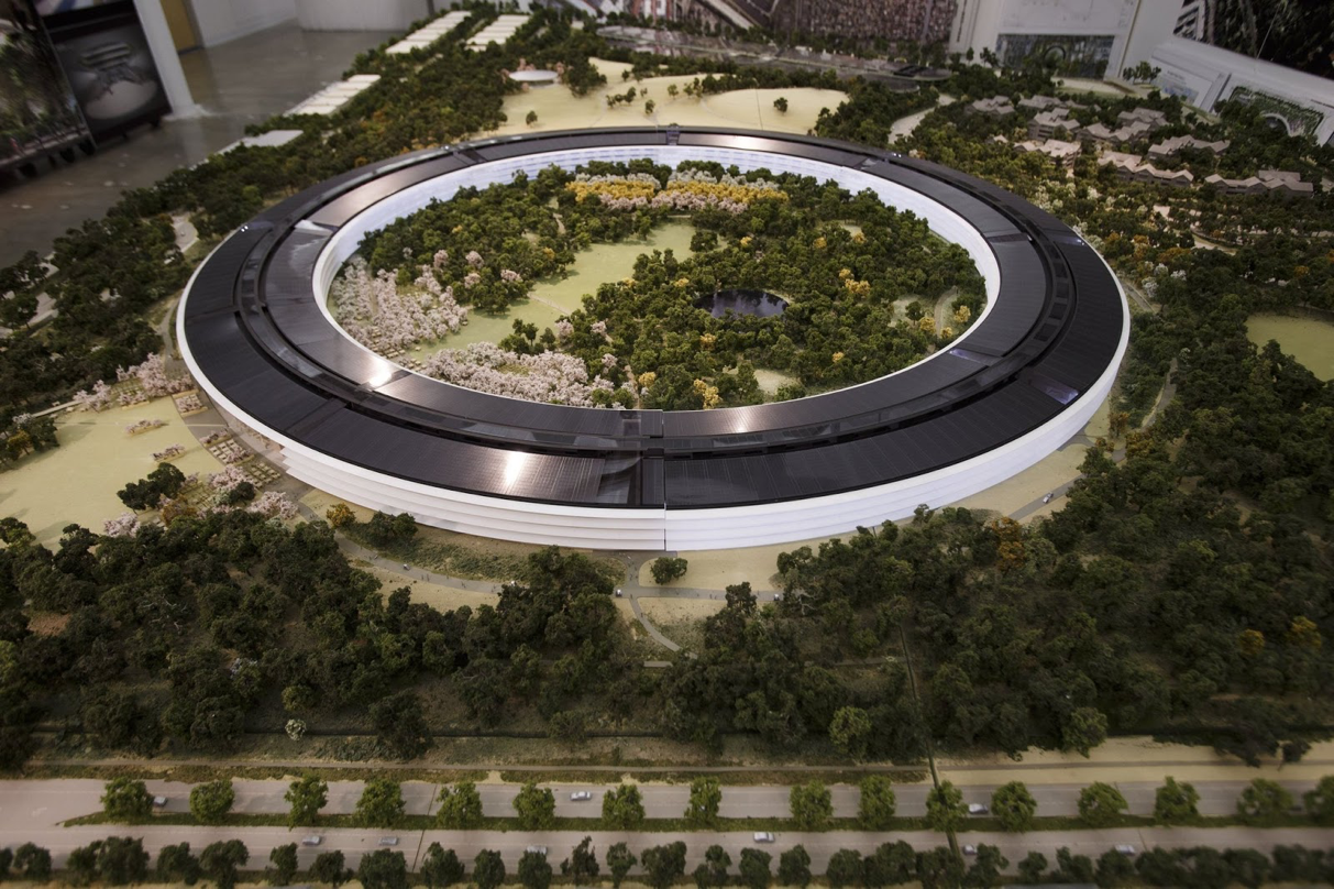 Главный эппл. Apple Park в Купертино. Apple Park в Купертино штат Калифорния. Офис Эппл в Купертино. Кампус Apple в Купертино.