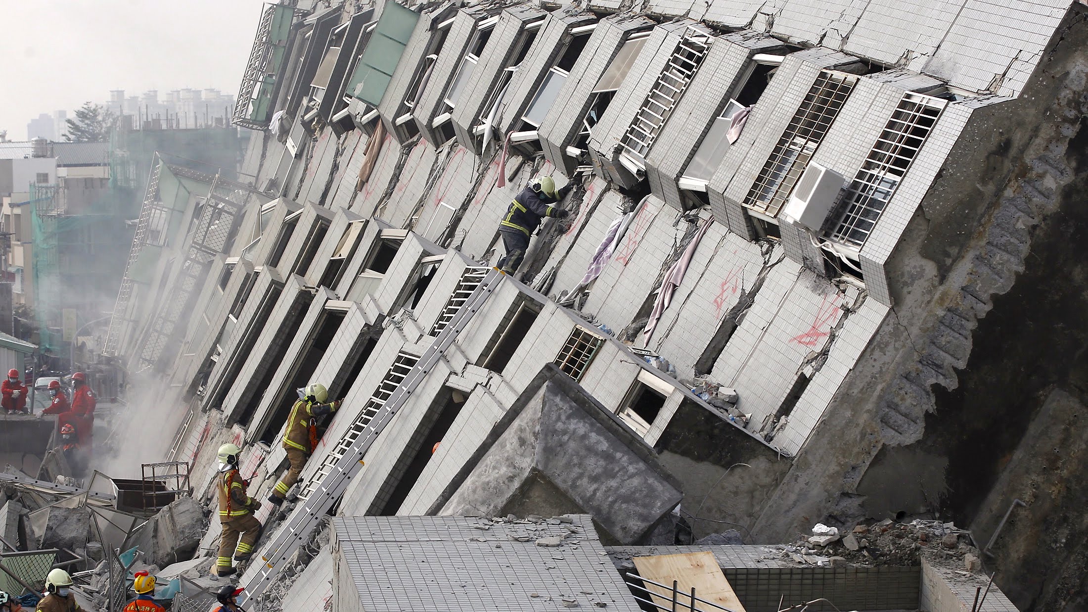Внутри землетрясения. Землетрясение на Тайване 1999. Обрушение зданий и сооружений. Здание рушится. Повреждение и разрушение зданий.