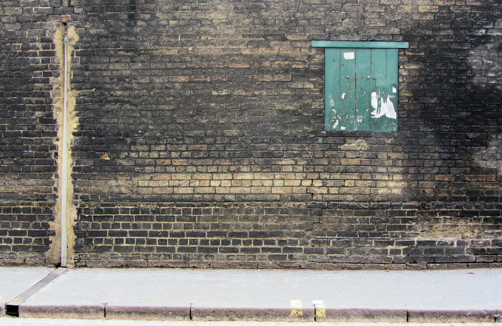 Found peace on an empty street. Стена на улице. Стена в переулке. Стена чистая на улице. Серая стена на улице.