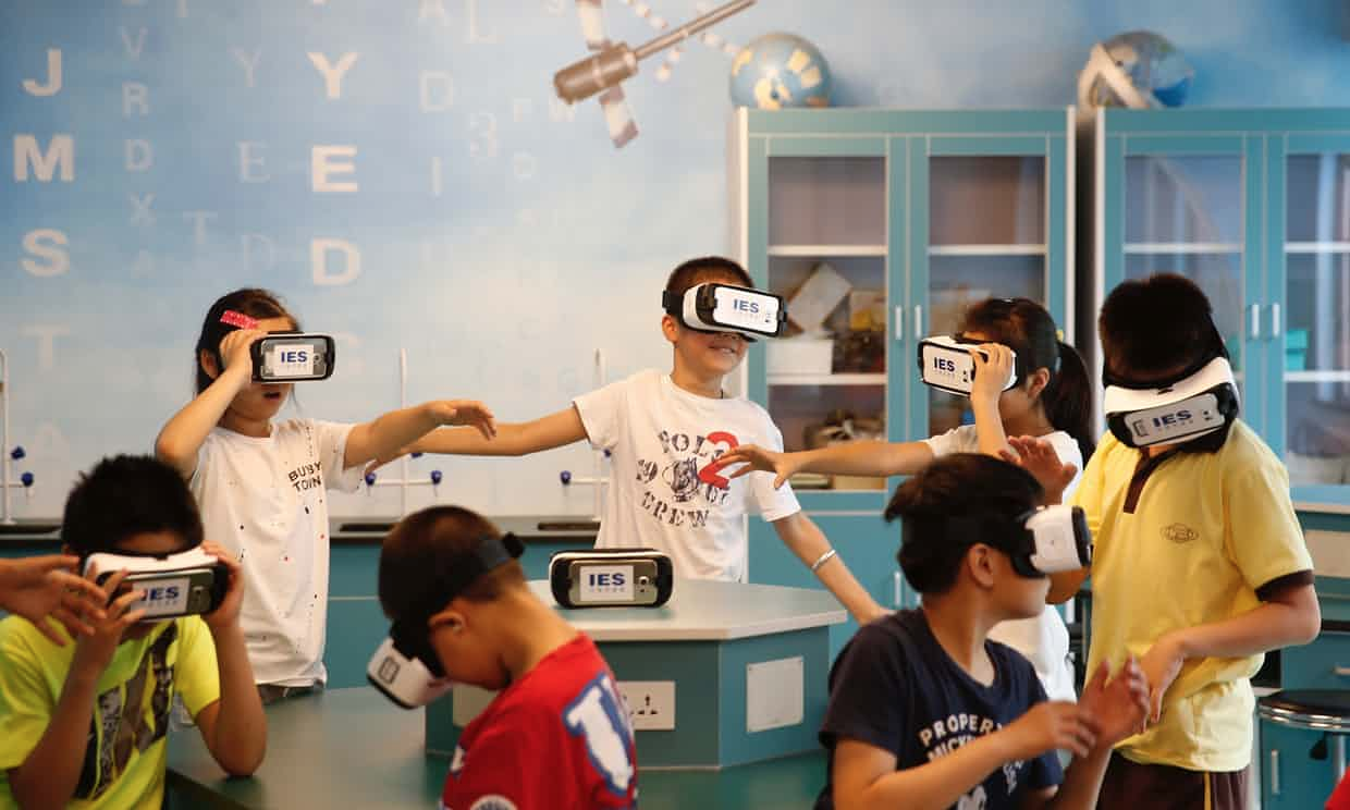 Виртуальная реальность в школе. Виртуальные очки в школе. Виртуальная реальность дети в школе. Очки виртуальной реальности для детей.