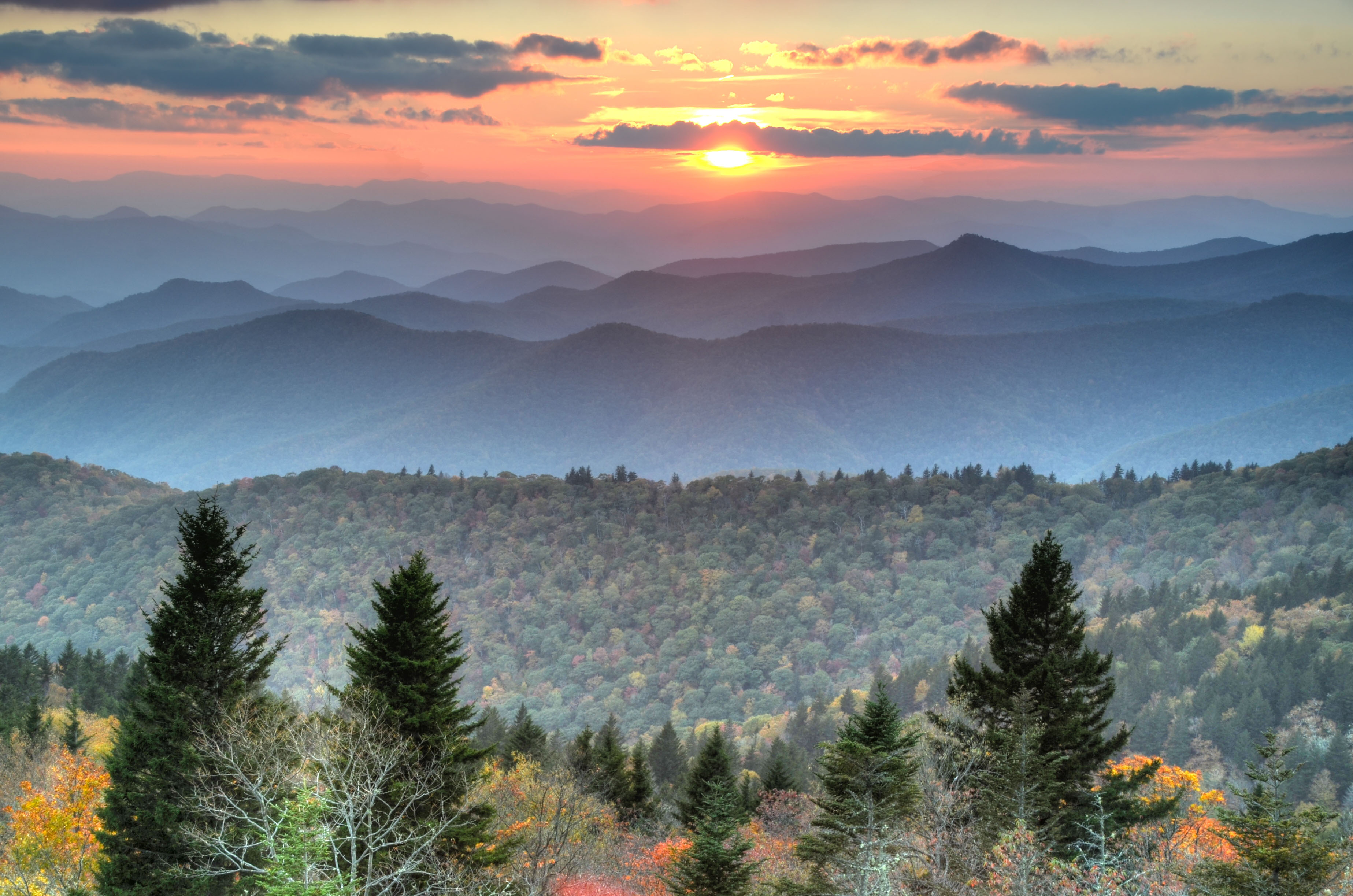 Blue ridge mountains. Блу Ридж Маунтин. Горы Блу Ридж. Blue Ridge Parkway, North Carolina,. Северная Каролина Грейт Смоки Маунтинс.