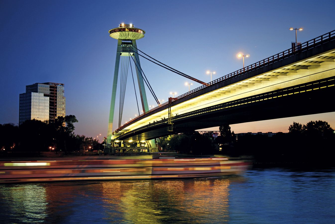 New most info. Мост СНП Братислава. Братислава мост через Дунай. Мост СНП Братислава ресторан. Братислава мост НЛО.