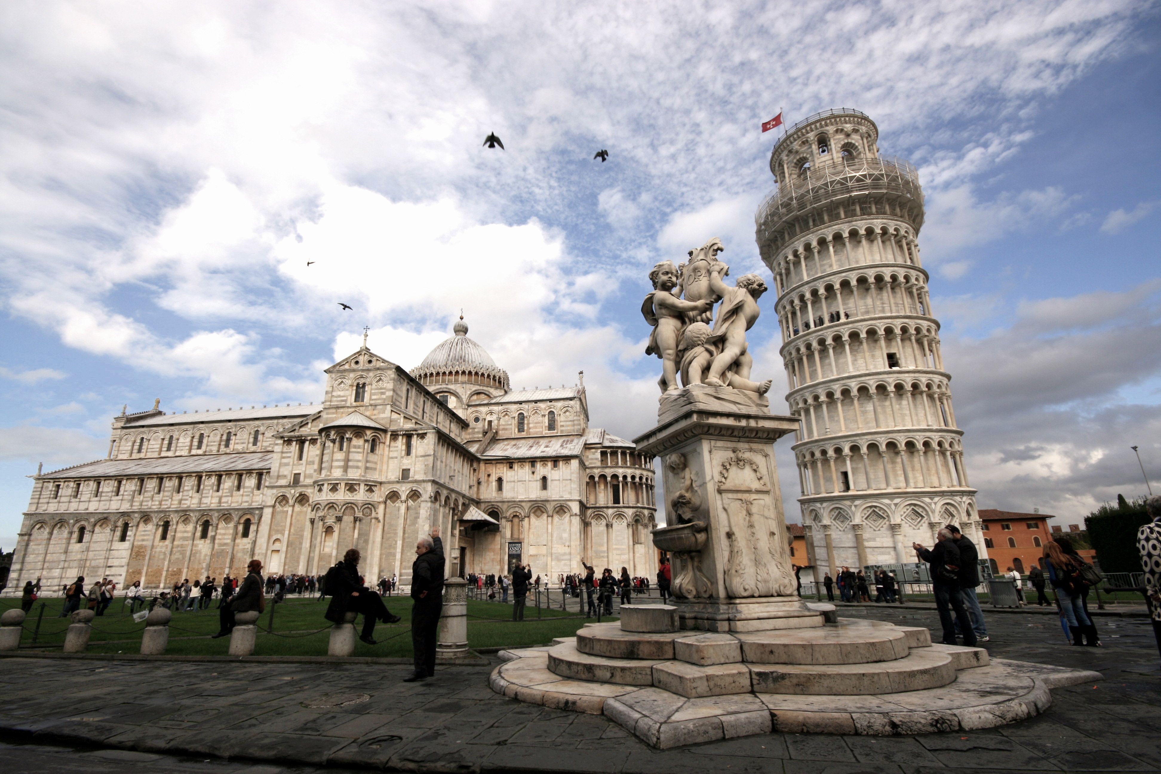 Famous place. Мемориал Виктории Калькутта. Пизанская башня фото. Рим Калькута. Italy Sights.