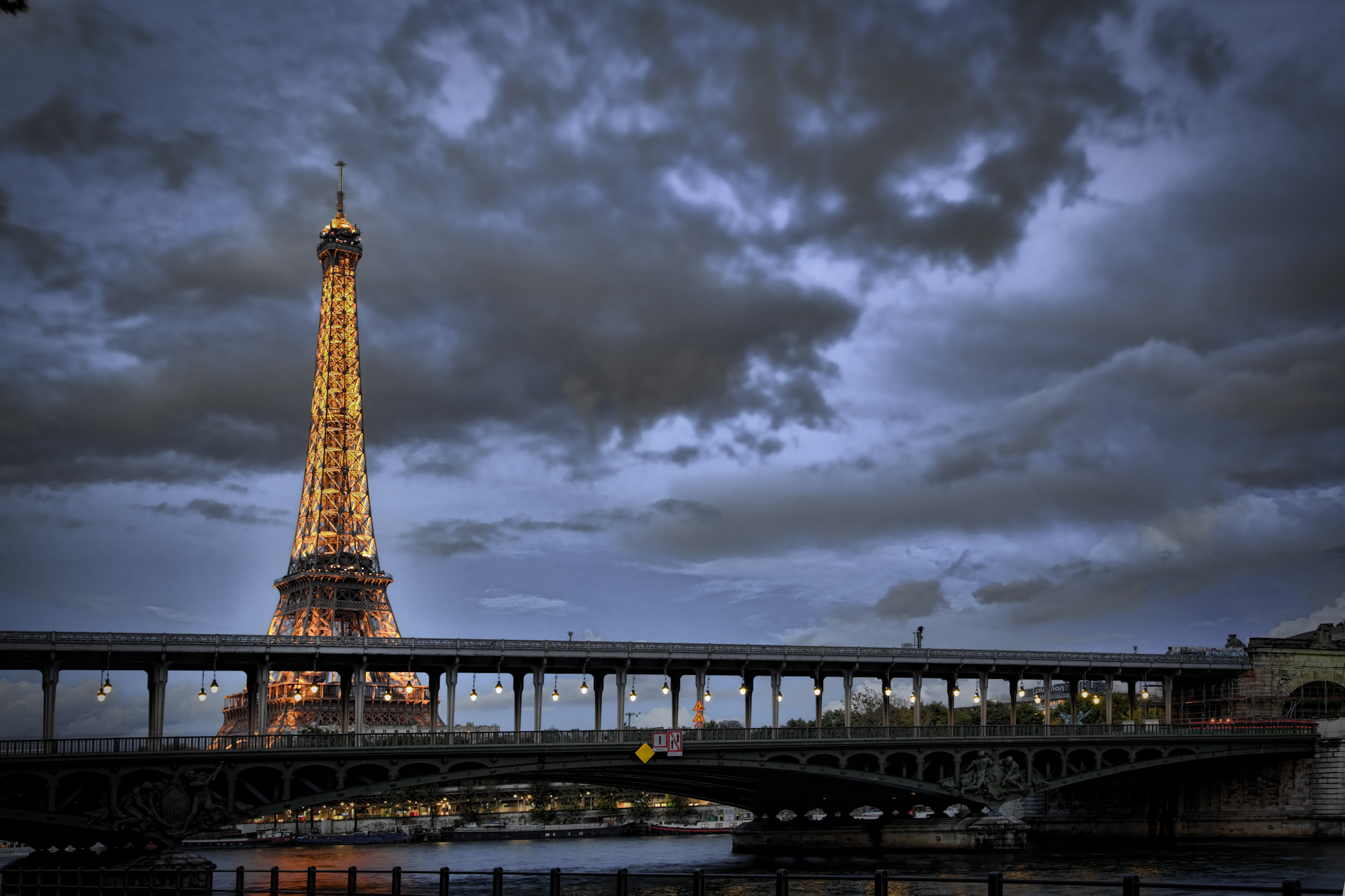 France rain. Эльфиева башня дождь. Париж Эйфелева башня дождь. Пасмурный Париж. Дождливый Париж.