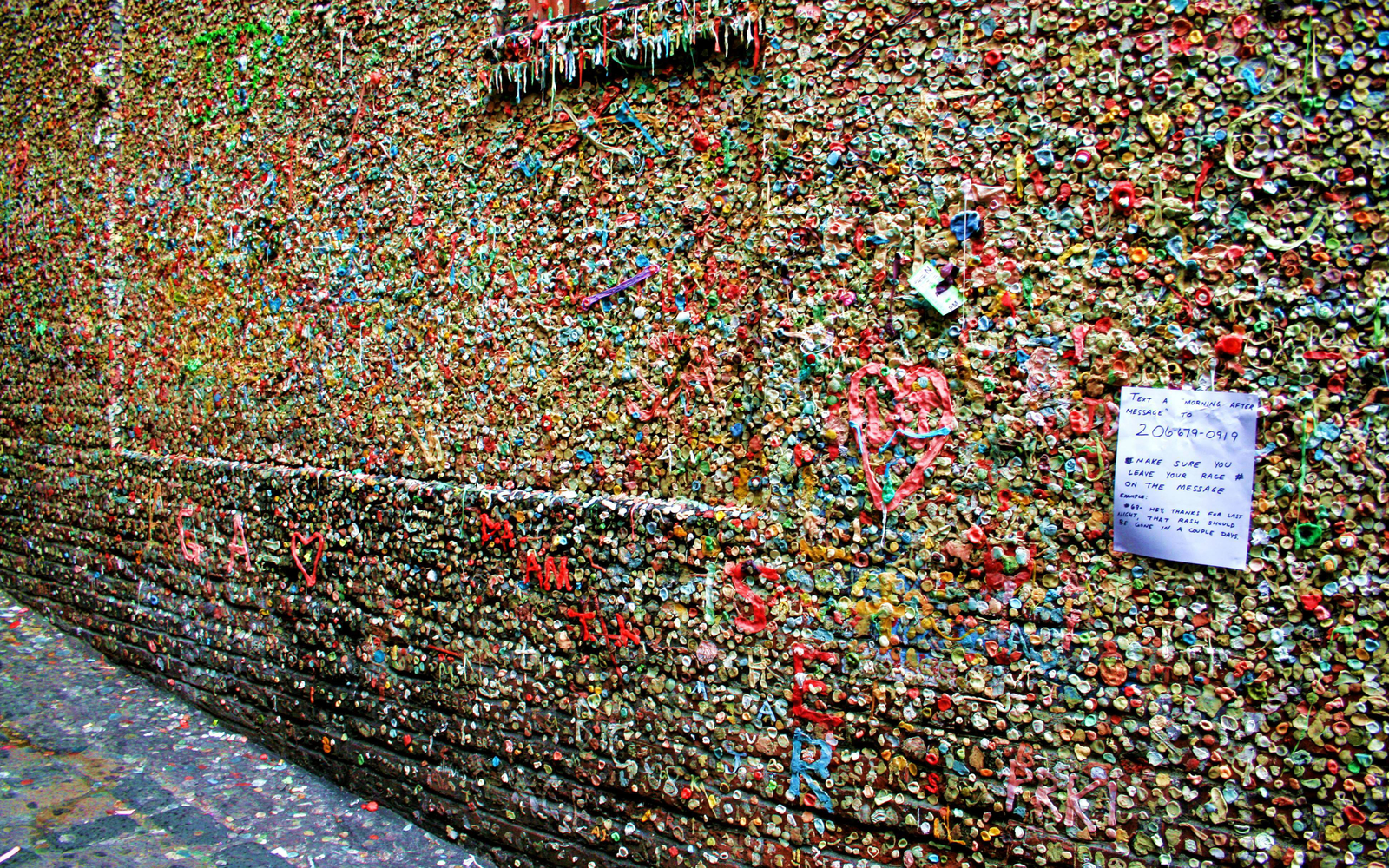 Они плотной стеной. Seattle Gum Wall. Стена из жвачек. Сиэтл стена из жвачки. Стена жвачек в Москве.