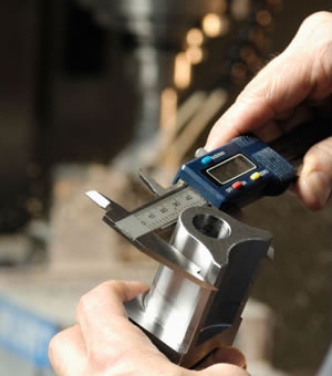 Проверка качества фото. Контроль качества. Технический контроль. Проверка качества деталей. Подготовка металла к сварке и сборка соединений под сварку.