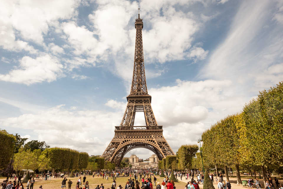 Год эйфелевой башни. Эйфелева башня в Париже. Эйфель башня Tour Eiffel. Лувр и Эйфелева башня. Эльфовая башня э.