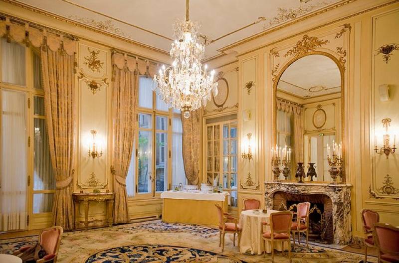 Ritz Paris at emaze Presentation