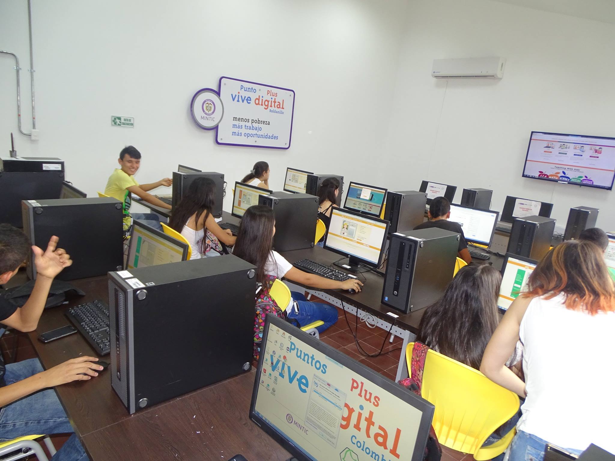 Punto Vive Digital at emaze Presentation